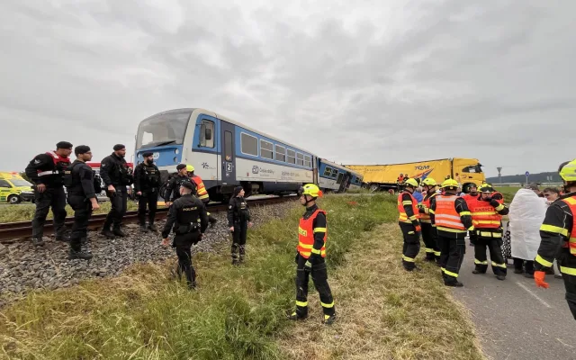 Osobní vlak se u Kostelce na Hané srazil s kamionem. Na místě jsou zranění