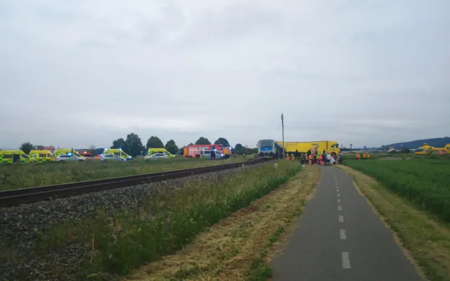 Osobní vlak se u Kostelce na Hané srazil s kamionem. Na místě jsou zranění