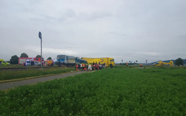 Osobní vlak se u Kostelce na Hané srazil s kamionem, jeden vagon vykolejil. Na místě byli zranění