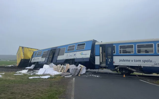 Osobní vlak se u Kostelce na Hané srazil s kamionem, jeden vagon vykolejil. Na místě byli zranění