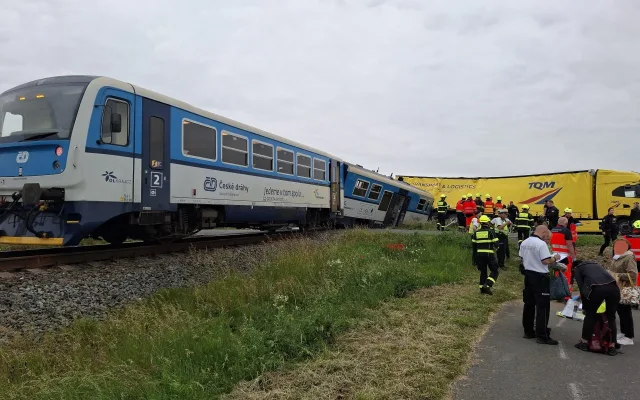 Osobní vlak se u Kostelce na Hané srazil s kamionem, jeden vagon vykolejil. Na místě byli zranění