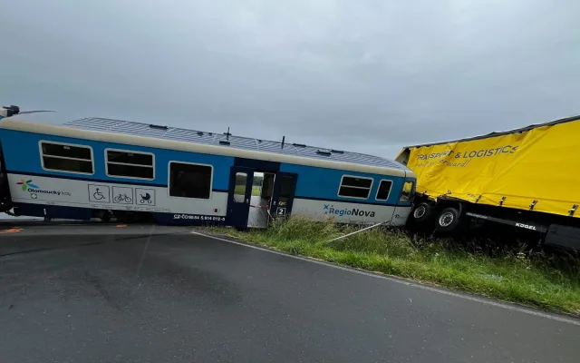 Osobní vlak se u Kostelce na Hané srazil s kamionem, jeden vagon vykolejil. Na místě byli zranění