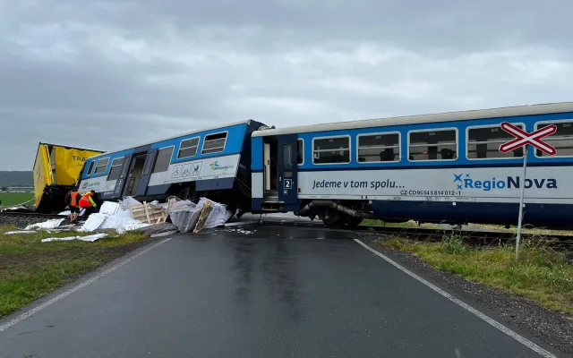 Osobní vlak se u Kostelce na Hané srazil s kamionem, jeden vagon vykolejil. Na místě byli zranění