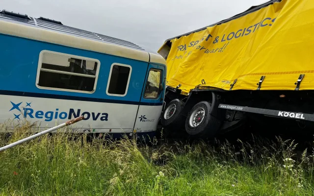 Osobní vlak se u Kostelce na Hané srazil s kamionem, jeden vagon vykolejil. Na místě byli zranění