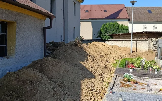 Dělníci při opravách hřbitova na Šumpersku vykopali lidské kosti. Pietu dodržíme, ubezpečuje firma