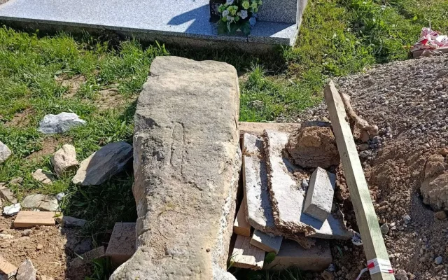 Dělníci při opravách hřbitova na Šumpersku vykopali lidské kosti. Pietu dodržíme, ubezpečuje firma