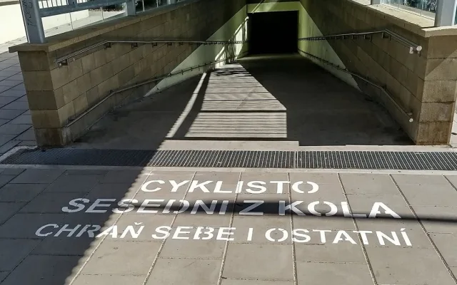Nebezpeční cyklisté v podchodech? Nové nápisy v Olomouci rozvířily debatu