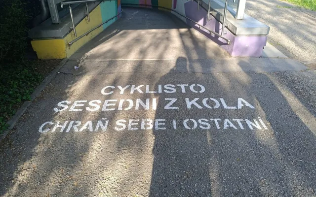 Nebezpeční cyklisté v podchodech? Nové nápisy v Olomouci rozvířily debatu
