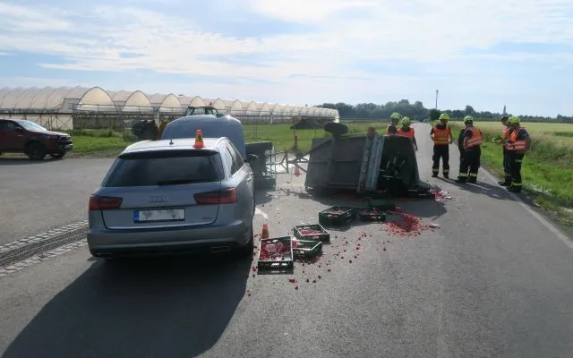 Osobák na Prostějovsku napálil do traktoru. Tři sta kilo jahod a malin se rozsypalo po celé silnici