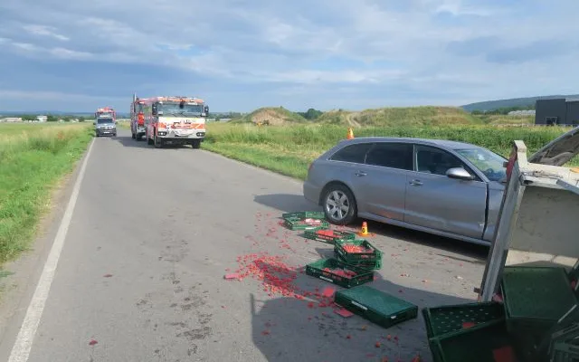 Osobák na Prostějovsku napálil do traktoru. Tři sta kilo jahod a malin se rozsypalo po celé silnici