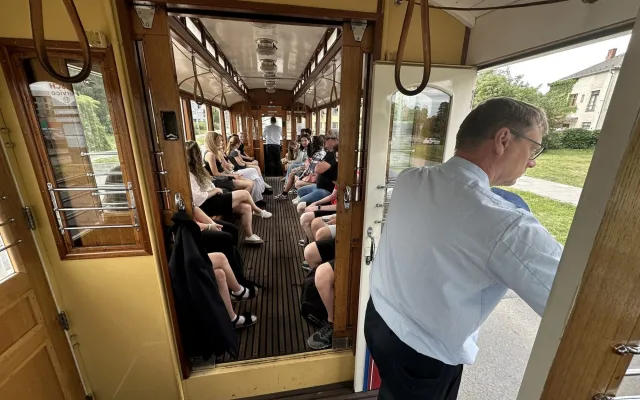 FOTOGFALERIE: Žáci ZŠ Gorkého vymalovali tramvajovou zastávku Pavlovičky. Podívejte se