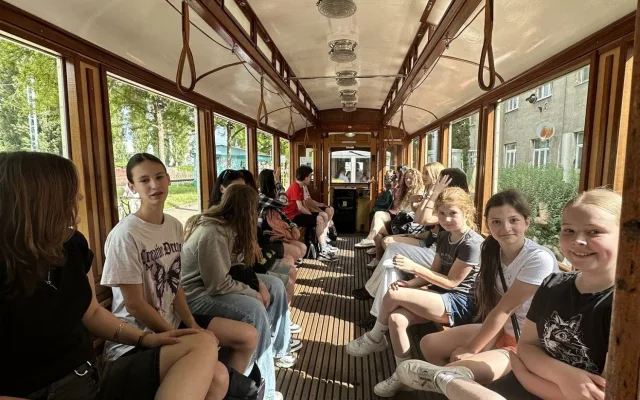 FOTOGFALERIE: Žáci ZŠ Gorkého vymalovali tramvajovou zastávku Pavlovičky. Podívejte se