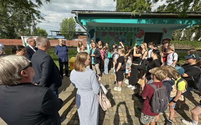 FOTOGFALERIE: Žáci ZŠ Gorkého vymalovali tramvajovou zastávku Pavlovičky. Podívejte se