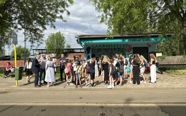 FOTOGFALERIE: Žáci ZŠ Gorkého vymalovali tramvajovou zastávku Pavlovičky. Podívejte se
