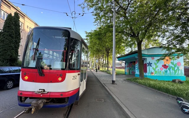 FOTOGFALERIE: Žáci ZŠ Gorkého vymalovali tramvajovou zastávku Pavlovičky. Podívejte se