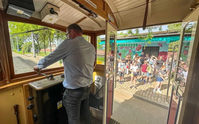 FOTOGFALERIE: Žáci ZŠ Gorkého vymalovali tramvajovou zastávku Pavlovičky. Podívejte se