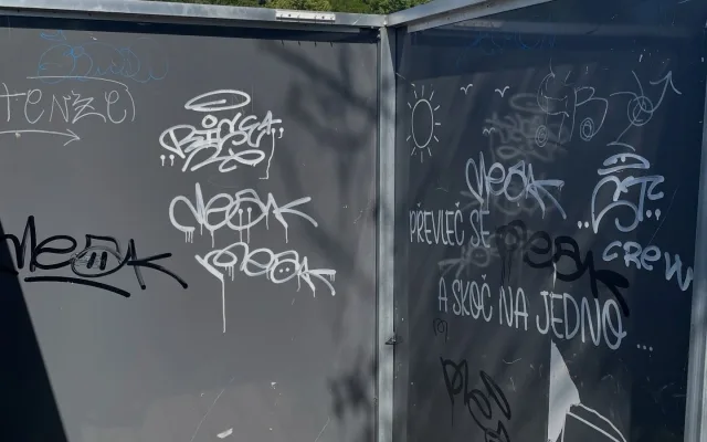 Poděbrady ničí vandalové. Provozovatelům areálu už docházejí síly, stopli nové projekty