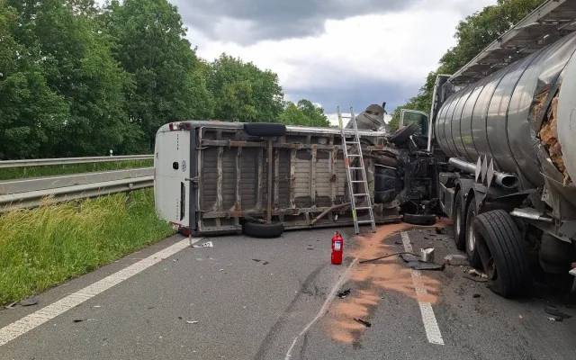 Dálnici D35 u Loštic uzavřela nehoda. Ve směru na Olomouc se srazily cisterna s dodávkou