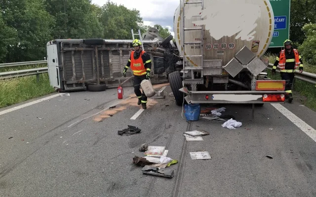 Dálnici D35 u Loštic uzavřela nehoda. Ve směru na Olomouc se srazily cisterna s dodávkou