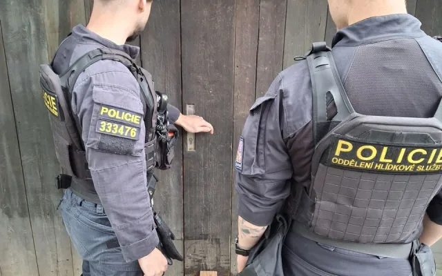 Tříměsíční policejní štěně poprvé v akci. Strážci zákona kontrolovali na Šumpersku chaty a chalupy