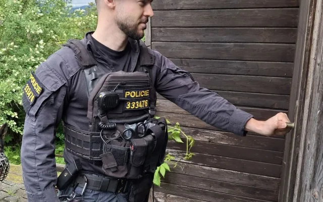Tříměsíční policejní štěně poprvé v akci. Strážci zákona kontrolovali na Šumpersku chaty a chalupy