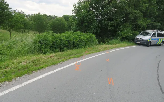 Auto převrácené v příkopu, srna nikde. Osmnáctiletý mladík na Šumpersku vyletěl ze silnice