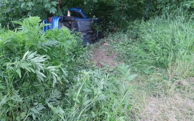 Auto převrácené v příkopu, srna nikde. Osmnáctiletý mladík na Šumpersku vyletěl ze silnice
