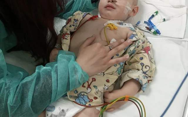 Dvouletý Kristiánek z Prostějova vdechnul hrušku a bojuje o život. S drahou léčbou pomáhá sbírka