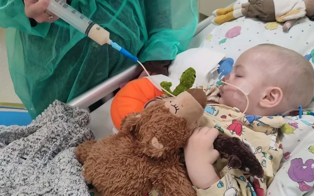 Dvouletý Kristiánek z Prostějova vdechnul hrušku a bojuje o život. S drahou léčbou pomáhá sbírka