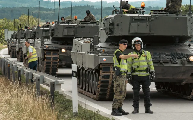 Tanky ovládly D35 u Olomouce. Někteří řidiči porušili předpisy a obrněná monstra si za jízdy natáčeli