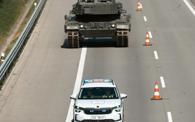 Tanky ovládly D35 u Olomouce. Někteří řidiči porušili předpisy a obrněná monstra si za jízdy natáčeli