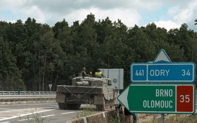 Tanky ovládly D35 u Olomouce. Někteří řidiči porušili předpisy a obrněná monstra si za jízdy natáčeli