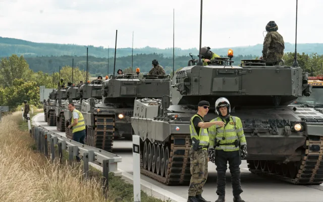Tanky ovládly D35 u Olomouce. Někteří řidiči porušili předpisy a obrněná monstra si za jízdy natáčeli