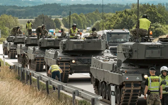 Tanky ovládly D35 u Olomouce. Někteří řidiči porušili předpisy a obrněná monstra si za jízdy natáčeli
