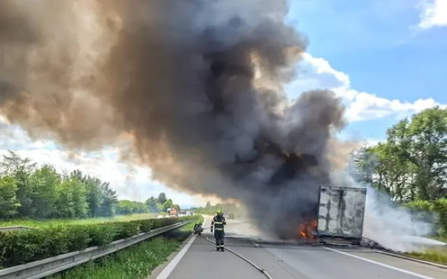 Dálnici D35 u Přáslavic na Olomoucku uzavřel požár kamionu