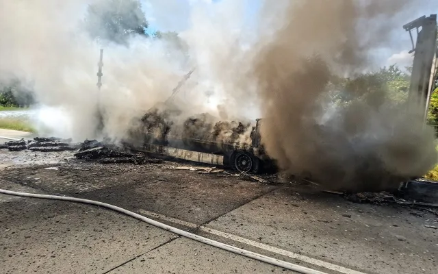 Dálnici D35 u Přáslavic na Olomoucku uzavřel požár kamionu