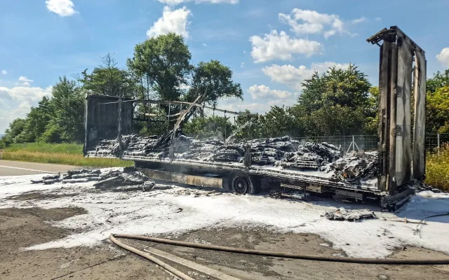 Dálnici D35 u Přáslavic na Olomoucku uzavřel požár kamionu
