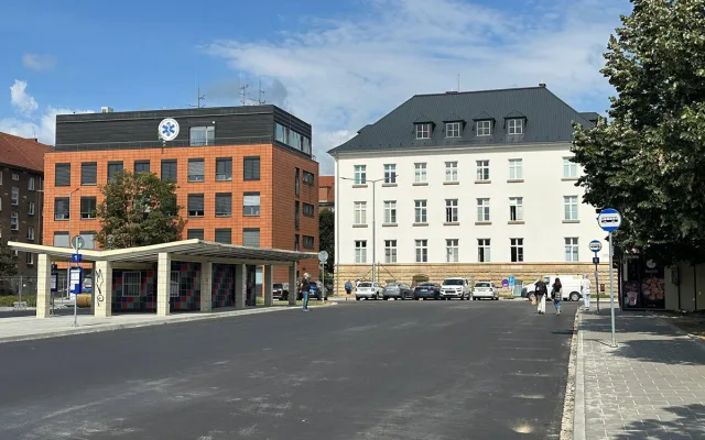 Důlkovaný asfalt vzbudil v Olomouci posměch i hněv. Novou silnici čeká odfrézování
