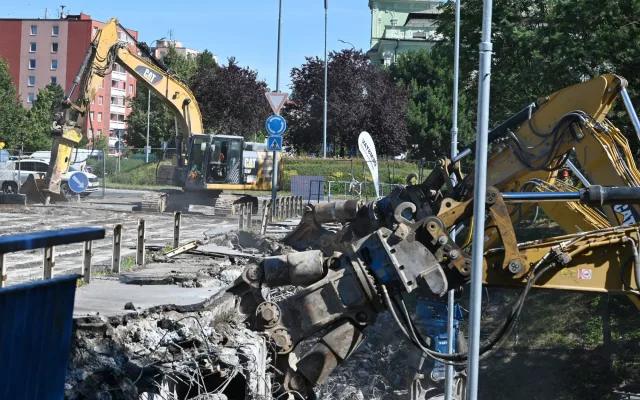 FOTO, VIDEO: Frekventovaný most v Hranicích šel po řadě odkladů konečně k zemi