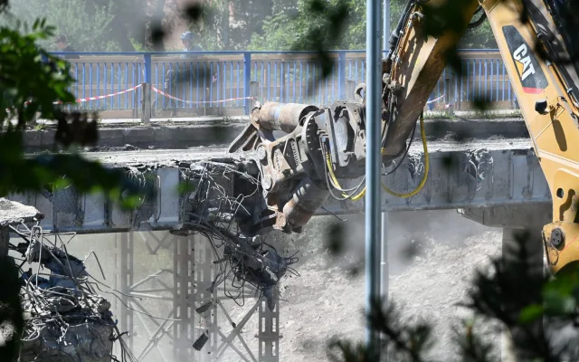 FOTO, VIDEO: Frekventovaný most v Hranicích šel po řadě odkladů konečně k zemi