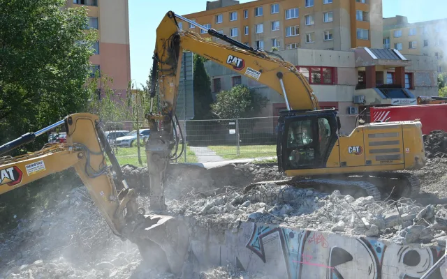 FOTO, VIDEO: Frekventovaný most v Hranicích šel po řadě odkladů konečně k zemi