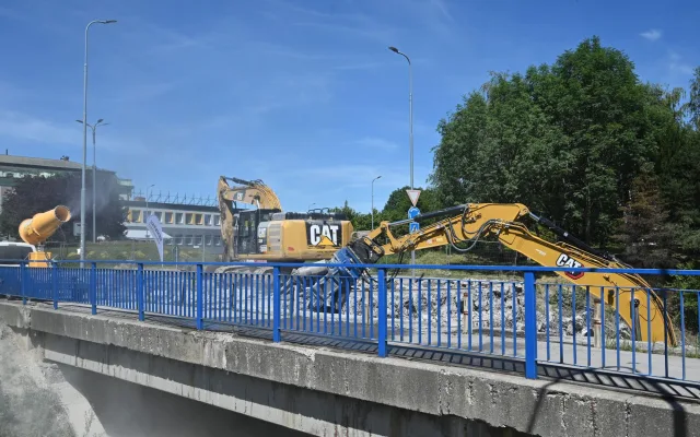 FOTO, VIDEO: Frekventovaný most v Hranicích šel po řadě odkladů konečně k zemi