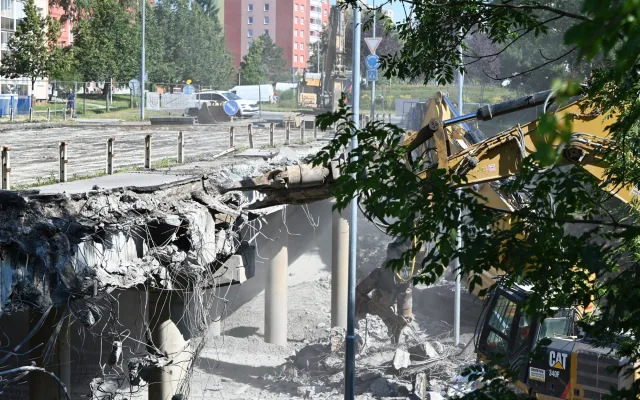 FOTO, VIDEO: Frekventovaný most v Hranicích šel po řadě odkladů konečně k zemi