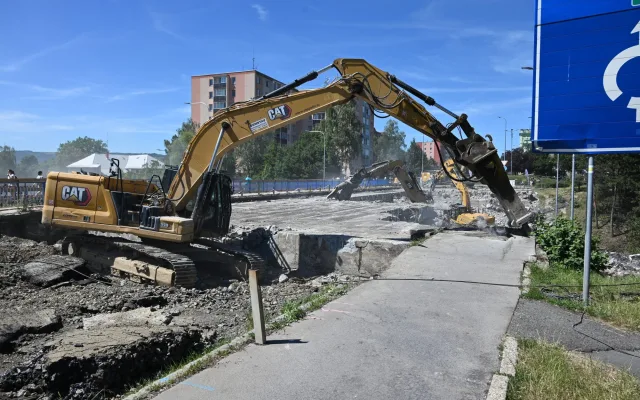 FOTO, VIDEO: Frekventovaný most v Hranicích šel po řadě odkladů konečně k zemi