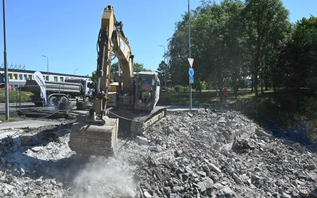 FOTO, VIDEO: Frekventovaný most v Hranicích šel po řadě odkladů konečně k zemi