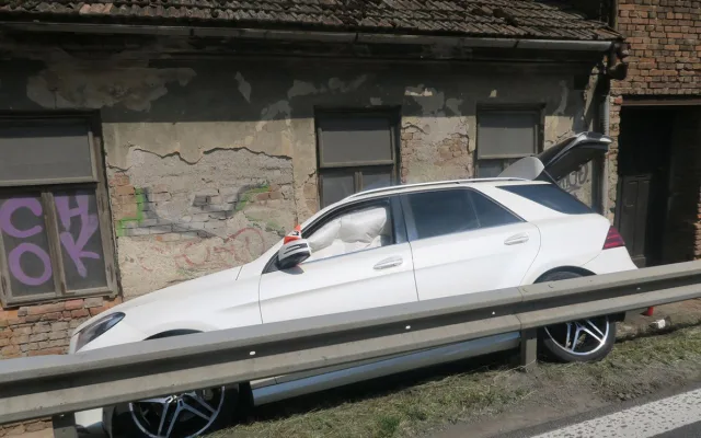 Řidička s Mercedesem nabourala do domu v Libivé. Kvůli únavě z horka