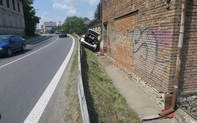 Řidička s Mercedesem nabourala do domu v Libivé. Kvůli únavě z horka