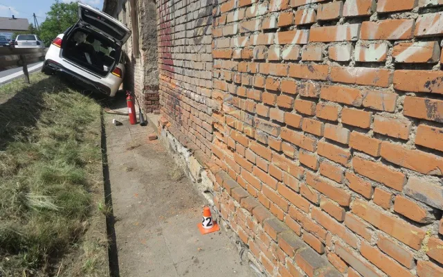 Řidička s Mercedesem nabourala do domu v Libivé. Kvůli únavě z horka