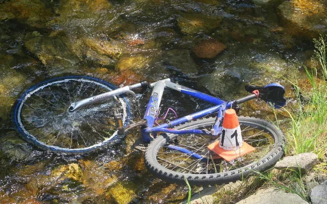 Hlavou se udeřil o kameny v řece. Cyklista se dvěma promile sjel v Oskavě ze silnice