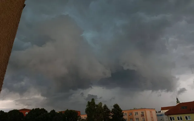 VIDEO: Na Hranicku je supercela. Padaly kroupy veliké až tři centimetry